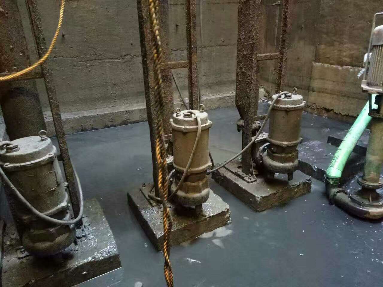 富宁污水池清理