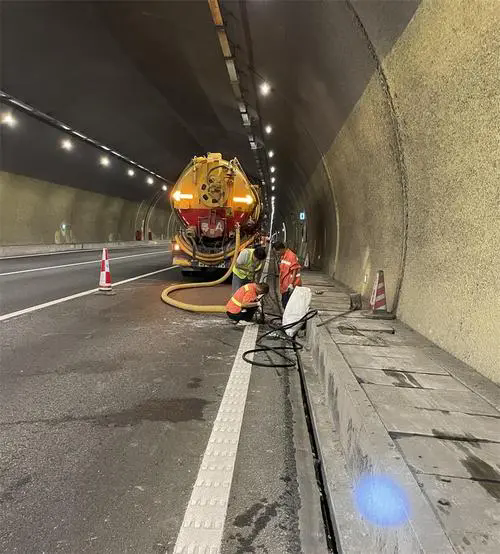 富宁隧道排水渠清淤